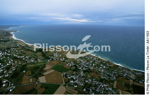 The Bay of Audierne. - © Philip Plisson / Plisson La Trinité / AA11923 - Photo Galleries - Town