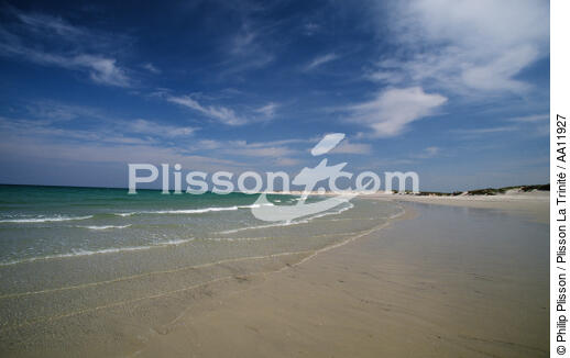 The Bay of Audierne. - © Philip Plisson / Plisson La Trinité / AA11927 - Photo Galleries - Blue sky