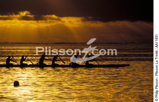 Pirogue in Tahiti. - © Philip Plisson / Plisson La Trinité / AA11931 - Photo Galleries - Calm sea