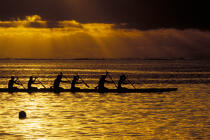 Pirogue à Tahiti. © Philip Plisson / Plisson La Trinité / AA11931 - Nos reportages photos - Crépuscule