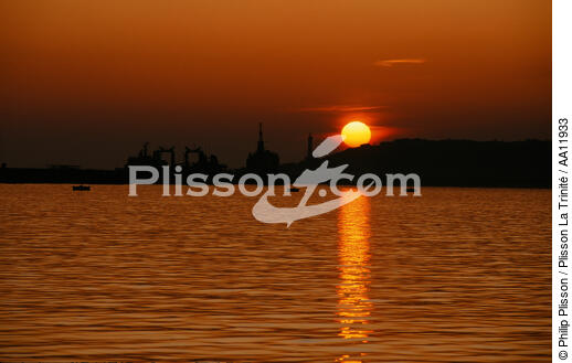 Coucher de soleil sur Brest. - © Philip Plisson / Plisson La Trinité / AA11933 - Nos reportages photos - Brest