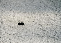 Bateau en contre-jour. © Philip Plisson / Plisson La Trinité / AA11947 - Nos reportages photos - Mer calme