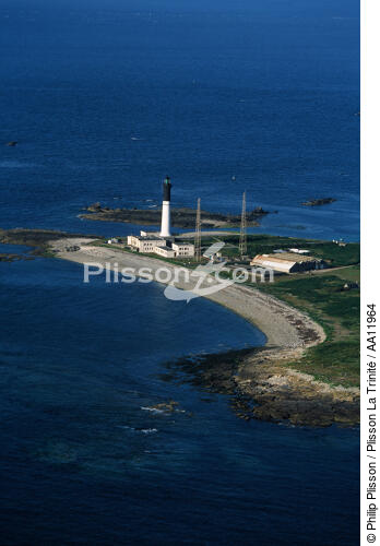 Le phare de Sein. - © Philip Plisson / Plisson La Trinité / AA11964 - Nos reportages photos - Rocher