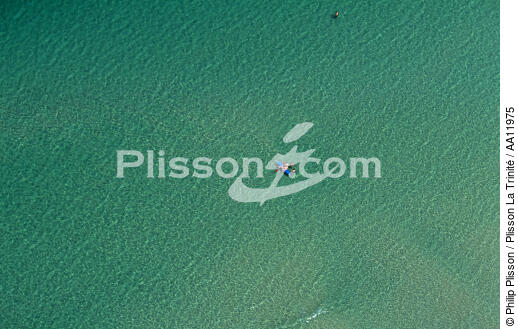 Kayac. - © Philip Plisson / Plisson La Trinité / AA11975 - Nos reportages photos - Mer calme