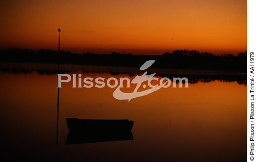 Coucher de soleil. - © Philip Plisson / Plisson La Trinité / AA11979 - Nos reportages photos - Crépuscule