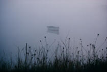 Barque dans la brume dans le Golfe du Morbihan. © Philip Plisson / Plisson La Trinité / AA11983 - Nos reportages photos - Barque