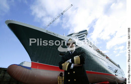 Le Capitaine Ron Warwick devant le Queen Mary 2. - © Philip Plisson / Plisson La Trinité / AA11988 - Nos reportages photos - Site [44]