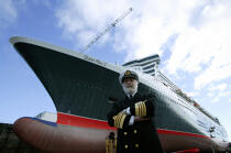 Le Capitaine Ron Warwick devant le Queen Mary 2. © Philip Plisson / Plisson La Trinité / AA11988 - Nos reportages photos - Ciel bleu
