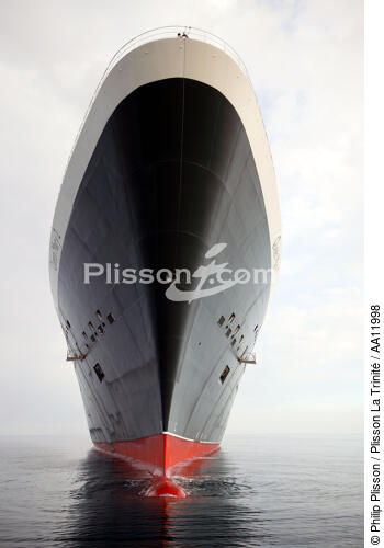 Stem of Queen Mary 2. - © Philip Plisson / Plisson La Trinité / AA11998 - Photo Galleries - Queen Mary II, Birth of a Legend