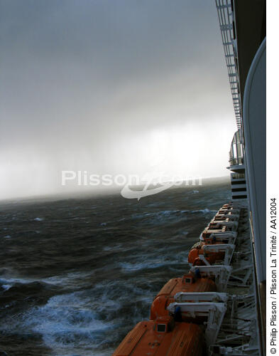 Le Queen Mary 2 dans la tempête. - © Philip Plisson / Plisson La Trinité / AA12004 - Nos reportages photos - Tempête