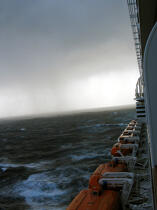 Le Queen Mary 2 dans la tempête. © Philip Plisson / Plisson La Trinité / AA12004 - Nos reportages photos - Tempête