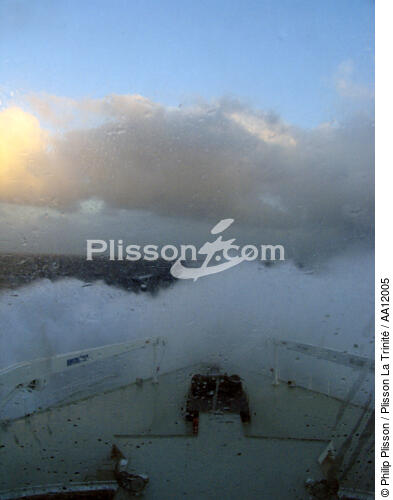 Le Queen Mary 2 dans la tempête. - © Philip Plisson / Plisson La Trinité / AA12005 - Nos reportages photos - Queen Mary II, la naissance d'une légende