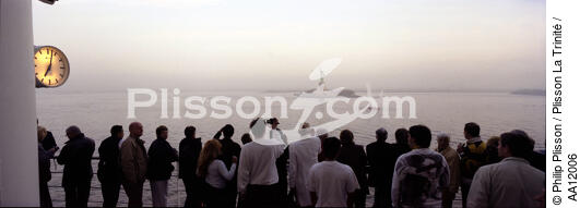 Arrivée du Queen Mary 2 à New York, le 22 avril 2004. - © Philip Plisson / Plisson La Trinité / AA12006 - Nos reportages photos - Ville [New York]