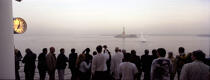 Arrivée du Queen Mary 2 à New York, le 22 avril 2004. © Philip Plisson / Plisson La Trinité / AA12006 - Nos reportages photos - Paquebot