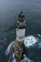 Le phare d' Ar Men. © Philip Plisson / Plisson La Trinité / AA12013 - Nos reportages photos - Mer calme