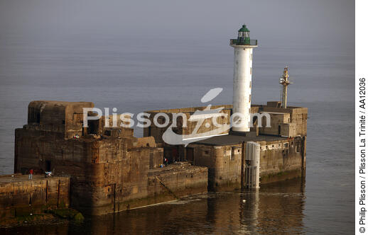 The lighthouse of Boulogne. - © Philip Plisson / Plisson La Trinité / AA12036 - Photo Galleries - Pas de Calais