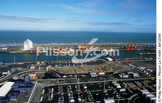 Le port de Calais. - © Philip Plisson / Plisson La Trinité / AA12044 - Nos reportages photos - Nord-Pas-de-Calais