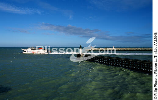 Ferry boat in front of the port of Calais. - © Philip Plisson / Plisson La Trinité / AA12046 - Photo Galleries - Town [62]