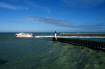 Ferry boat in front of the port of Calais. © Philip Plisson / Plisson La Trinité / AA12046 - Photo Galleries - Town [62]