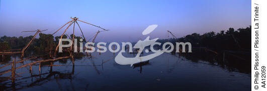Square net fishing in Cochin. - © Philip Plisson / Plisson La Trinité / AA12059 - Photo Galleries - Chinese nets