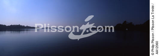 Beginning of day on Cochin. - © Philip Plisson / Plisson La Trinité / AA12060 - Photo Galleries - Calm sea