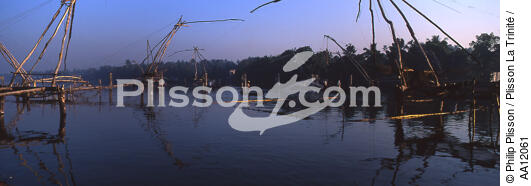 Square net fishing in Cochin. - © Philip Plisson / Plisson La Trinité / AA12061 - Photo Galleries - Square net fishing