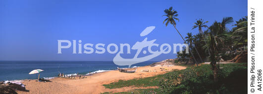 Sur une plage de Kovalam en Inde. - © Philip Plisson / Plisson La Trinité / AA12066 - Nos reportages photos - Ciel bleu