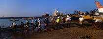 Pêcheurs sur une plage de Kovalam en Inde. © Philip Plisson / Plisson La Trinité / AA12067 - Nos reportages photos - Beau temps