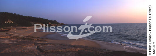Sur une plage de Kovalam en Inde. - © Philip Plisson / Plisson La Trinité / AA12071 - Nos reportages photos - Mer calme