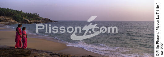 Sur une plage de Vilinjam en Inde. - © Philip Plisson / Plisson La Trinité / AA12079 - Nos reportages photos - Crépuscule