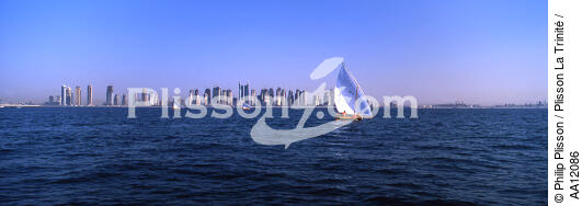 Sailing boat in Dubai. - © Philip Plisson / Plisson La Trinité / AA12086 - Photo Galleries - Calm sea