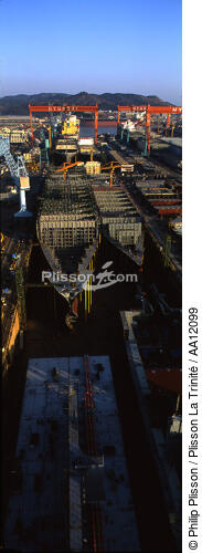 Chantier maritime Hyundai à Ulsan. - © Philip Plisson / Plisson La Trinité / AA12099 - Nos reportages photos - Ciel bleu