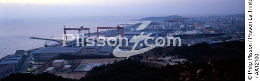 Chantier maritime Hyundai à Ulsan. - © Philip Plisson / Plisson La Trinité / AA12100 - Nos reportages photos - Chantier Hyundai, le plus grand chantier maritime du monde.