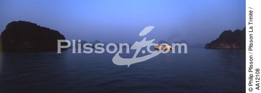 L' Emeraude dans la Baie d' Along. - © Philip Plisson / Plisson La Trinité / AA12108 - Nos reportages photos - Ciel bleu