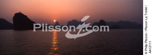 Coucher de soleil sur la Baie d' Along au Vietnam. - © Philip Plisson / Plisson La Trinité / AA12111 - Nos reportages photos - Baie d'Along