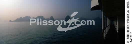 The Along Bay in Vietnam. - © Philip Plisson / Plisson La Trinité / AA12113 - Photo Galleries - Dawn