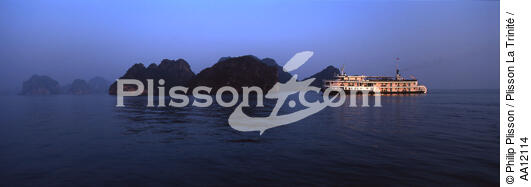 L' Emeraude dans la Baie d' Along au Vietnam. - © Philip Plisson / Plisson La Trinité / AA12114 - Nos reportages photos - Aube