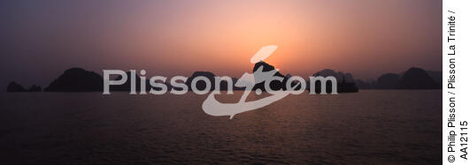 Sunset on the Along Bay in Vietnam. - © Philip Plisson / Plisson La Trinité / AA12115 - Photo Galleries - Calm sea