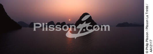 Coucher de soleil sur la Baie d' Along au Vietnam. - © Philip Plisson / Plisson La Trinité / AA12117 - Nos reportages photos - Site [Vietnam]