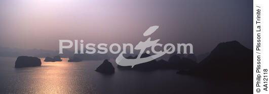 The Along Bay in Vietnam. - © Philip Plisson / Plisson La Trinité / AA12118 - Photo Galleries - Dawn