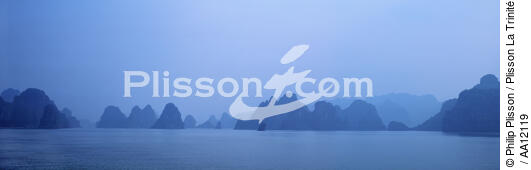 The Bay of Along in the fog. - © Philip Plisson / Plisson La Trinité / AA12119 - Photo Galleries - Site of interest [Vietnam]