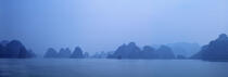 La Baie d' Along dans la brume. © Philip Plisson / Pêcheur d’Images / AA12119 - Nos reportages photos - La Baie d'Along, Vietnam