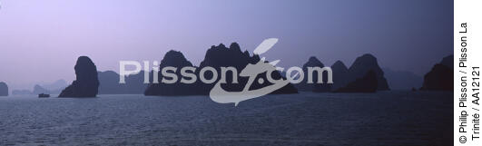 The Along Bay in Vietnam. - © Philip Plisson / Plisson La Trinité / AA12121 - Photo Galleries - Dawn