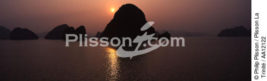 Coucher de soleil sur la Baie d' Along au Vietnam. - © Philip Plisson / Plisson La Trinité / AA12122 - Nos reportages photos - Mer calme