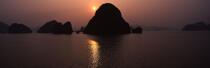 Sunset on the Along Bay in Vietnam. © Philip Plisson / Plisson La Trinité / AA12122 - Photo Galleries - Site of interest [Vietnam]