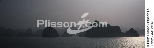 Fin de journée sur la Baie d'Along. - © Philip Plisson / Plisson La Trinité / AA12126 - Nos reportages photos - Site [Vietnam]