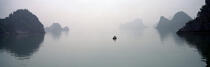 La Baie d'Along dans la brume. © Philip Plisson / Plisson La Trinité / AA12127 - Nos reportages photos - Vietnam
