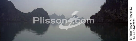 The Along Bay in the fog. - © Philip Plisson / Plisson La Trinité / AA12128 - Photo Galleries - Ha Long Bay