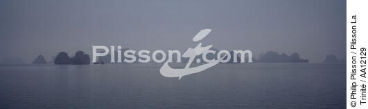 The Along Bay in the fog. - © Philip Plisson / Plisson La Trinité / AA12129 - Photo Galleries - Mountain