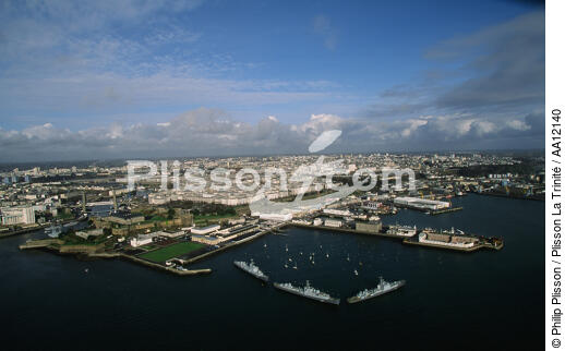 Le port de Brest. - © Philip Plisson / Plisson La Trinité / AA12140 - Nos reportages photos - Brest